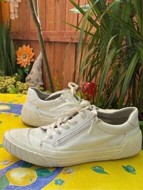CAPRICE Leather Low-Top Lace-Up Sneakers Size 7.5
